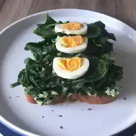 Sanduíche de Ovos com Espinafre e Pão Integral - 270 kcal